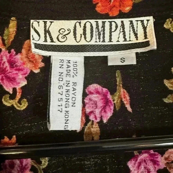 SK & Company woman’s button up blouse size small with shoulder pads - Picture 5 of 8